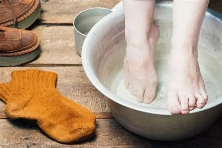 Giữ chân khô thoáng và vệ sinh đúng cách là yếu tố quan trọng để hạn chế mùi hôi chân (Ảnh: Sưu tầm)