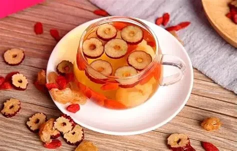 Trà táo đỏ có vị thanh ngọt, giúp thư giãn và hỗ trợ giấc ngủ (Ảnh: Sưu tầm)