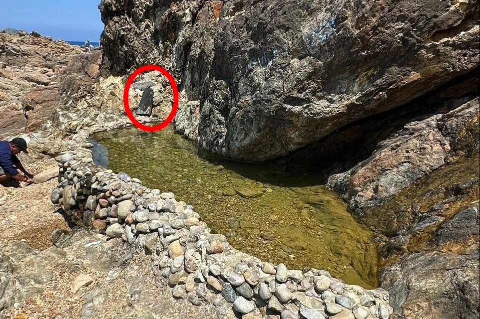 Trưa 30/3, lãnh đạo phường Quy Nhơn Đông đã đi kiểm tra khu vực Giếng Tiên và phát hiện bảng giới thiệu về giếng này bị sóng biển đánh sập (Ảnh: Thành Danh)