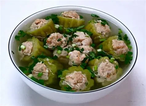 Mướp đắng nhồi thịt là món ăn thanh mát, giàu dinh dưỡng trong bữa cơm gia đình (Ảnh: Sưu tầm)