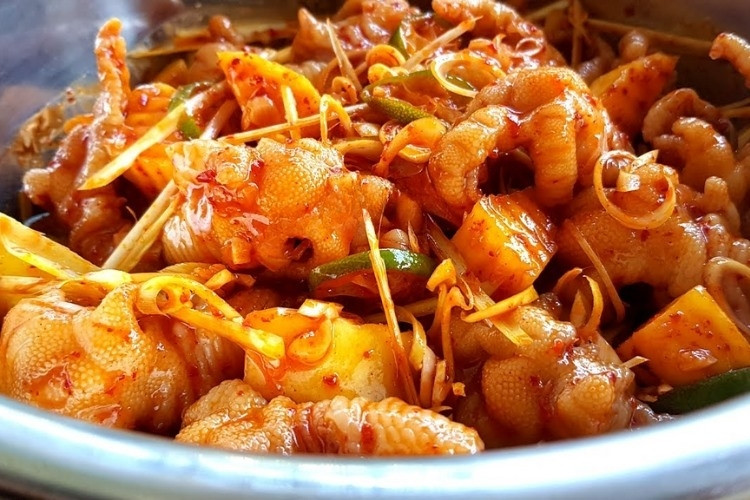 Ngâm chân gà trong nước đá sau khi luộc giúp giữ độ giòn và màu sắc đẹp (Ảnh: Sưu tầm)