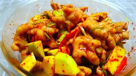 Chân gà rút xương sốt Thái có vị chua cay đậm đà, giòn ngon hấp dẫn (Ảnh: Sưu tầm)