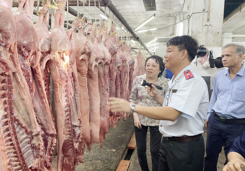 Tăng cường công tác kiểm tra, giám sát, kiểm soát các cơ sở giết mổ nhằm ngăn chặn, phát hiện và xử lý nghiêm các trường hợp thu gom, vận chuyển, đưa sản phẩm động vật không đủ điều kiện ra tiêu thụ trên thị trường (Ảnh: TL)