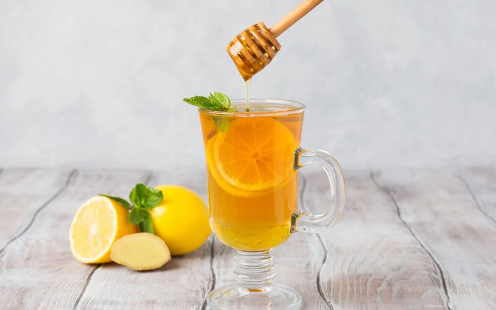 Uống nước ấm pha mật ong vào buổi sáng là thói quen đơn giản giúp bổ sung năng lượng và hỗ trợ hệ tiêu hóa (Ảnh: Sưu tầm)