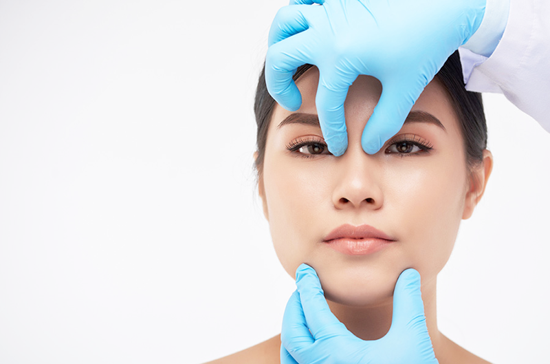 Chăm sóc đúng cách sau nâng mũi giúp giảm sưng và hạn chế biến chứng (Ảnh: Sưu tầm)