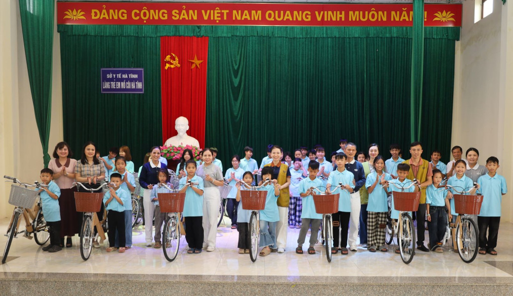 Tổ chức từ thiện Tzu Chi- Đài Loan tại Việt Nam tặng nhiều phần quà cho Làng trẻ em mồ côi Hà Tĩnh