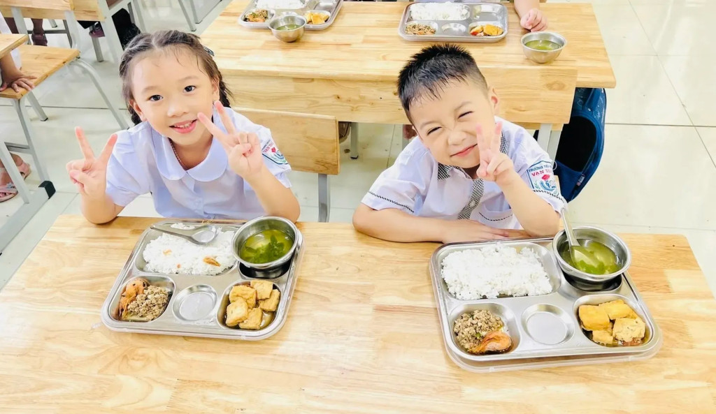 Hà Nội yêu cầu rà soát toàn bộ quy trình tổ chức bữa ăn bán trú