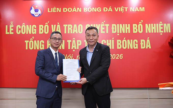 Chủ tịch VFF - Trần Quốc Tuấn trao Quyết định bổ nhiệm Tổng biên tập Tạp chí Bóng đá cho ông Vũ Khắc Sơn (Ảnh: Đức Cường)