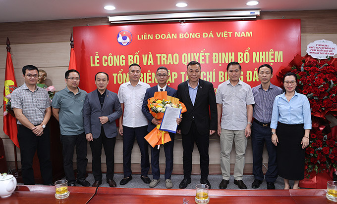 Lãnh đạo VFF và Ban biên tập Tạp chí Bóng đá chúc mừng Tổng biên tập Vũ Khắc Sơn (Ảnh: Đức Cường)