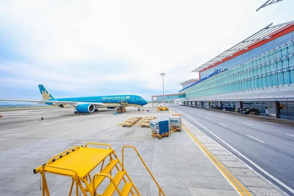 Máy bay Vietnam Airlines tại Cảng hàng không quốc tế Vân Đồn (Ảnh: TL)