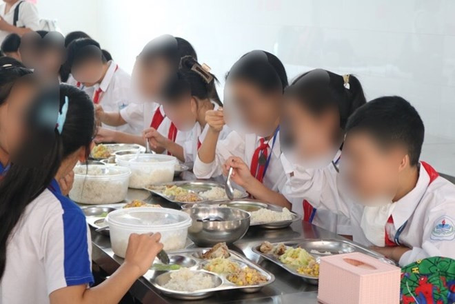 Sau vụ 300 tấn thịt lợn bệnh tuồn ra thị trường, vào các bếp ăn, phụ huynh đồng loạt yêu cầu nhà trường cung cấp thông tin trung thực, minh bạch (Ảnh: Thùy Linh)