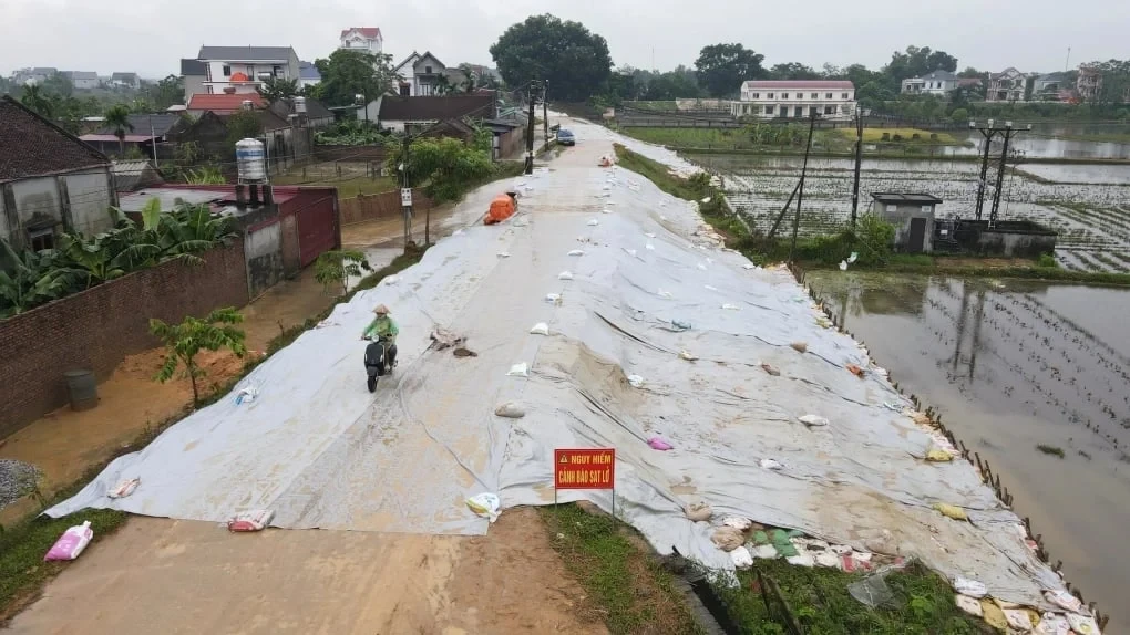 Đê điều hư hại sau lũ lịch sử ở Bắc Ninh, ngày 14/10/2025 (Ảnh: Giang Huy)