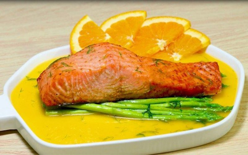 Cá hồi sốt cam ngọt không chỉ thơm ngon mà còn giàu dinh dưỡng, giúp bé ăn dặm ngon miệng hơn. (Ảnh: Sưu tầm)