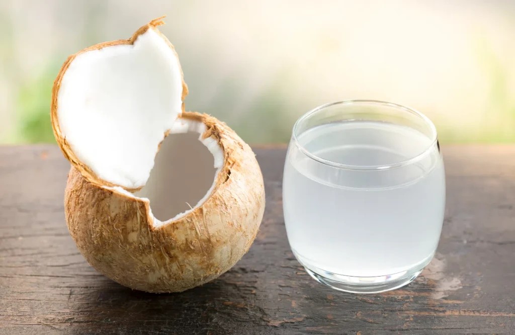 Nước dừa cung cấp nhiều khoáng chất cần thiết cho người bệnh (Ảnh: Sưu tầm)