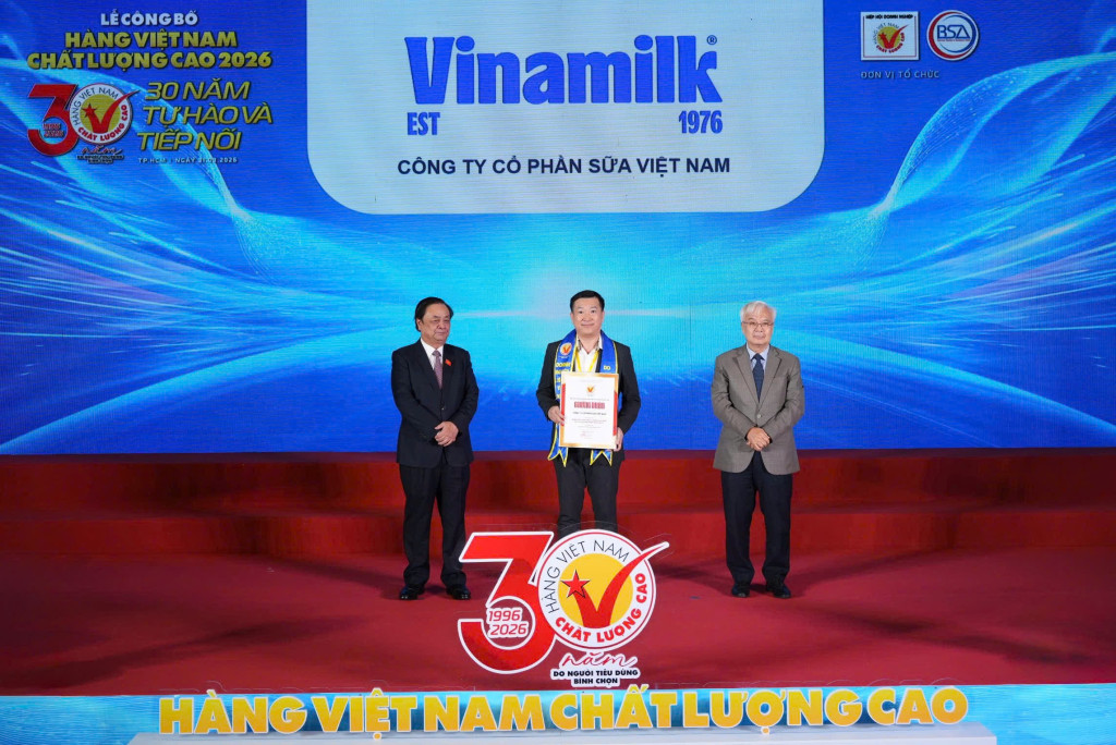 Ông Đỗ Thanh Tuấn, Giám đốc Đối ngoại Vinamilk, đại diện doanh nghiệp nhận chứng nhận Hàng Việt Nam Chất Lượng Cao 2026 - Ảnh: BTC