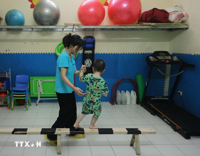Trẻ ASD tập đi cầu thăng bằng tại Trung tâm tư vấn và giáo dục hòa nhập Gia An (Ảnh: Hoàng Hiếu/TTXVN)