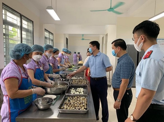 Đoàn kiểm tra công tác an toàn thực phẩm tại trường học trên địa bàn thành phố (Ảnh: Sở Y tế Hà Nội)