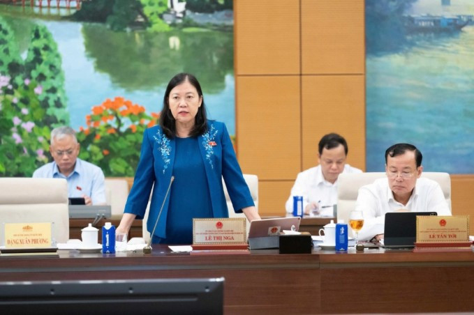 Phó chủ nhiệm Thường trực Ủy ban Dân nguyện và Giám sát Lê Thị Nga phát biểu chiều 1/4 (Ảnh: Cổng TTĐT Quốc hội)