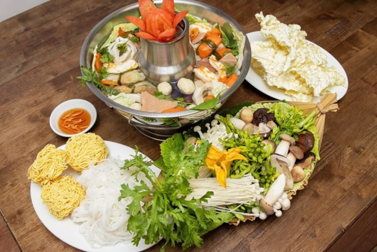 Lẩu cù lao gây ấn tượng với cách bày trí đầy đặn, tượng trưng cho sự sum vầy và sung túc. (Ảnh: Sưu tầm)
