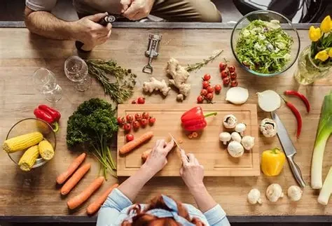 Bác sĩ Nhân khuyến nghị duy trì bữa ăn đa dạng, cân đối và ăn uống có ý thức để đảm bảo sức khỏe lâu dài, thay vì áp dụng cứng nhắc các nguyên tắc dinh dưỡng. (Ảnh: Sưu tầm)