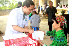 Cấp phát thuốc miễn phí cho người dân (ảnh: ĐT)