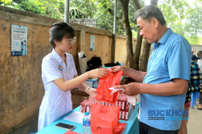 Cấp phát thuốc cho người dân (ảnh: ĐT)