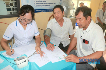 Khám bệnh cho người dân (ảnh: ĐT)