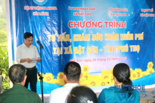 BS.CKII Trần Hoàng Dương, Phó giám đốc Bệnh viện Đa khoa Hòa Bình phát biểu khai mạc chương trình (ảnh:ĐT)
