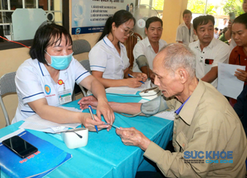 Tư vấn khám bệnh cho người dân (ảnh:ĐT)