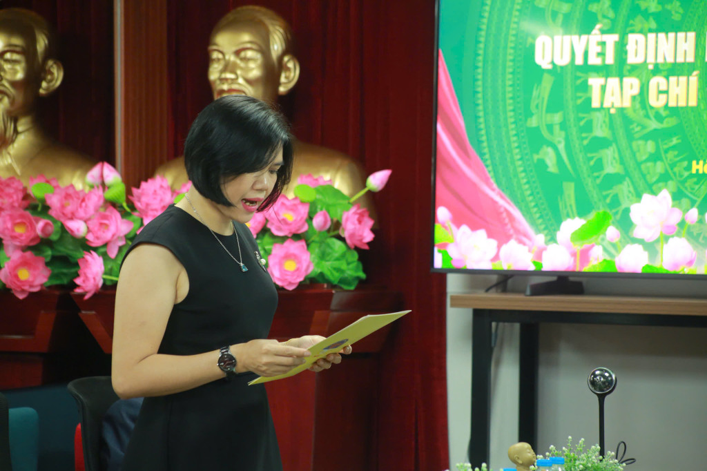 Nhà báo Vũ Hoài Thanh – Phó Chủ tịch Hội Mỹ nghệ Kim hoàn Đá quý Việt Nam đọc quyết định bổ nhiệm nhà báo Hà Thị Diệu Hiền giữ chức vụ Phó Tổng biên tập TCĐT Thời Trang Vàng