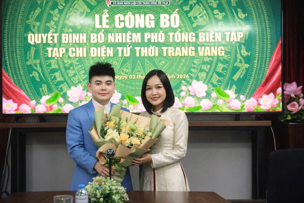 Nhà báo Đào Bình - Tổng biên tập TCĐT Thời Trang Vàng chúc mừng tân Phó Tổng biên tập Hà Thị Diệu Hiền