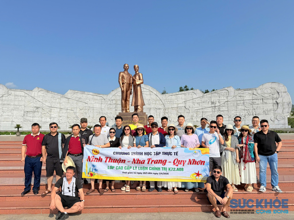 Thăm tượng đài Cha con cụ Hồ Chí Minh (ảnh:ĐT)