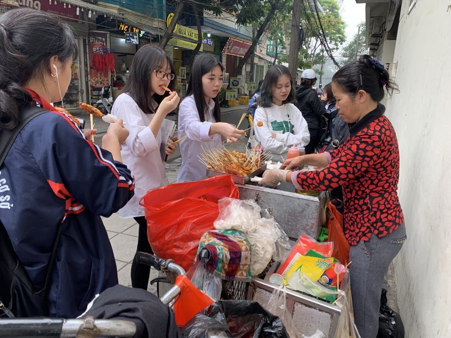 Hà Nội kiểm soát chặt an toàn thực phẩm, truy xuất nguồn gốc nguyên liệu tại bếp ăn trường học, thức ăn đường phố (Ảnh minh họa)