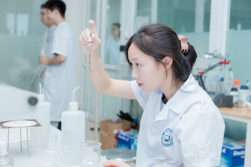 Bên cạnh kiến thức nền tảng, sinh viên được tiếp cận trực tiếp các hoạt động chuyên môn.