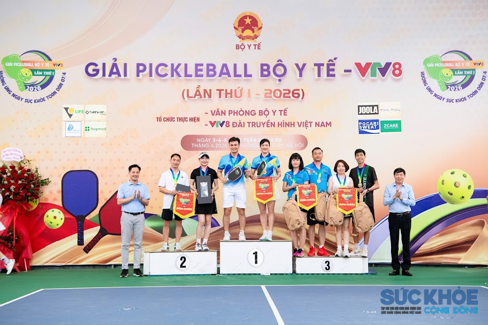 Trao huy chương Bạc cho đoi nam nữ thuộc đoàn sở y tế tỉnh Phú Thọ (ảnh: TL)