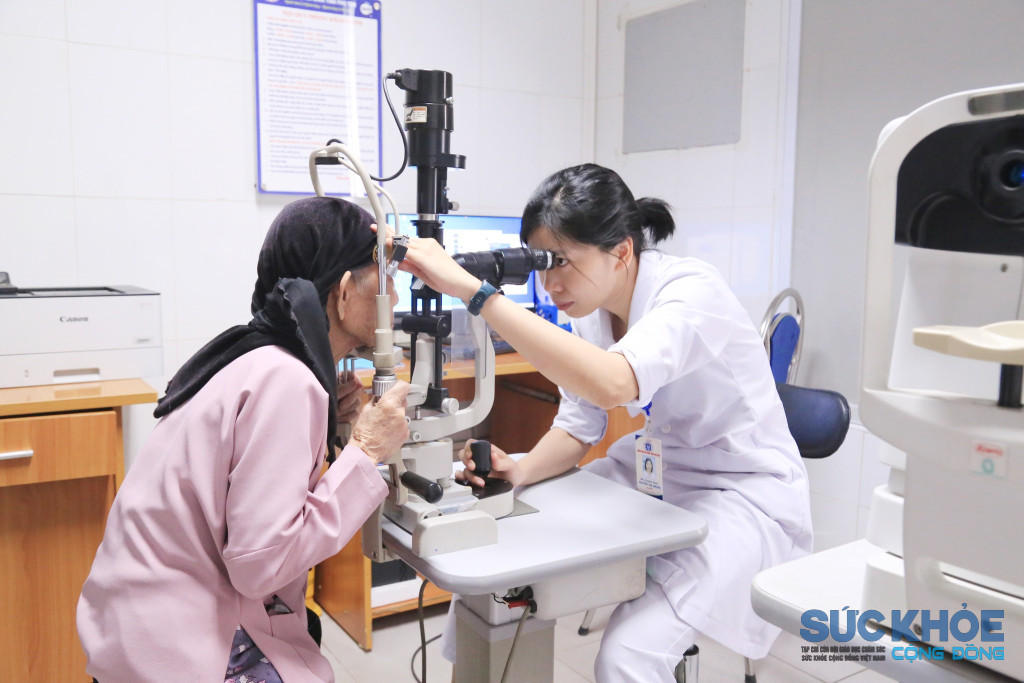 Thăm khám mắt cho thân nhân người hiến tạng (ảnh: ĐT)