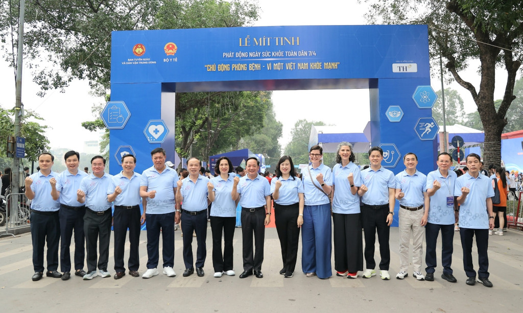 Các đại biểu lan tỏa thông điệp “Chủ động phòng bệnh - Vì một Việt Nam khỏe mạnh” (Ảnh: BTC)
