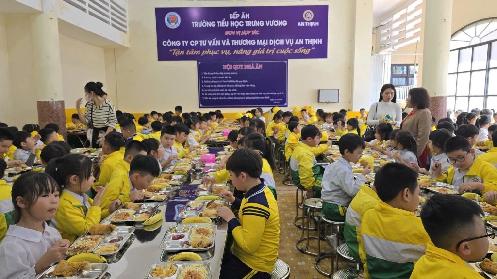 Gần 1.000 học sinh Trường Tiểu học Trưng Vương Đà Lạt trải nghiệm bữa ăn bán trú - Ảnh 1.
Sau gần 2 tháng tạm ngưng, học sinh Trường tiểu học Trưng Vương được trải nghiệm bữa ăn bán trú miễn phí trưa 14.11 - Ảnh: Lâm Viên