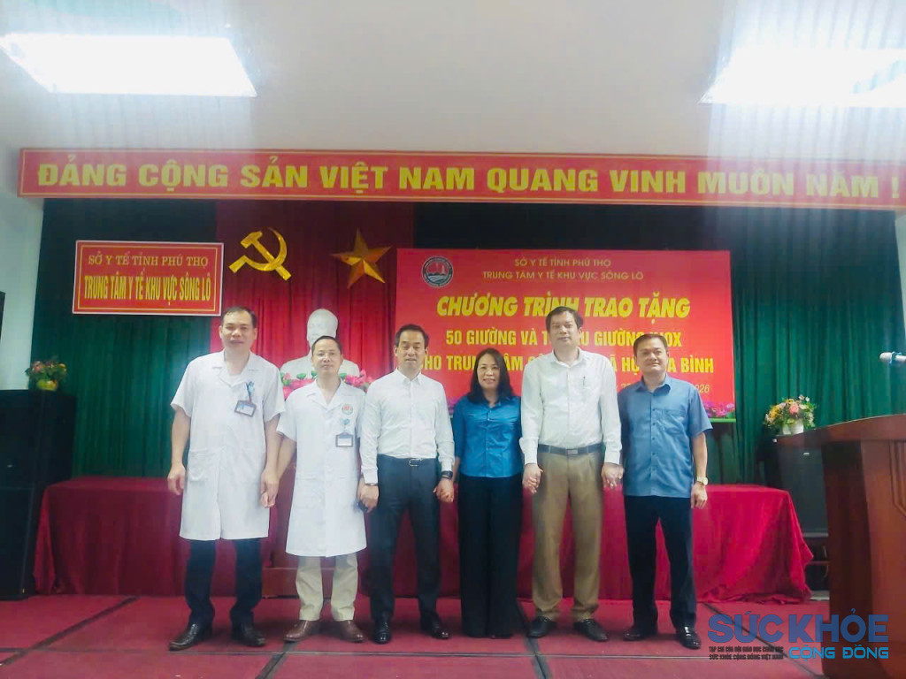 Lãnh đạo 2 đơn vị chụp ảnh tại lưu niệm tại Chương trình (ảnh:ĐT)