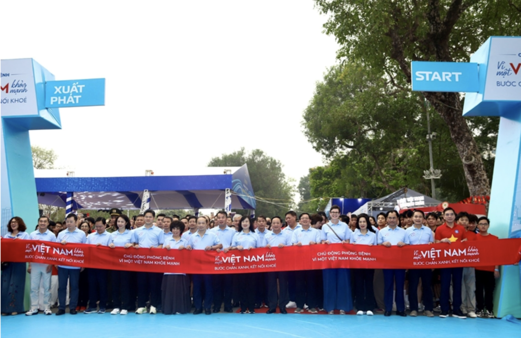 Các đồng chí lãnh đạo Đảng, Nhà nước cùng đông đảo người dân tham gia đi bộ hưởng ứng Ngày Sức khỏe toàn dân