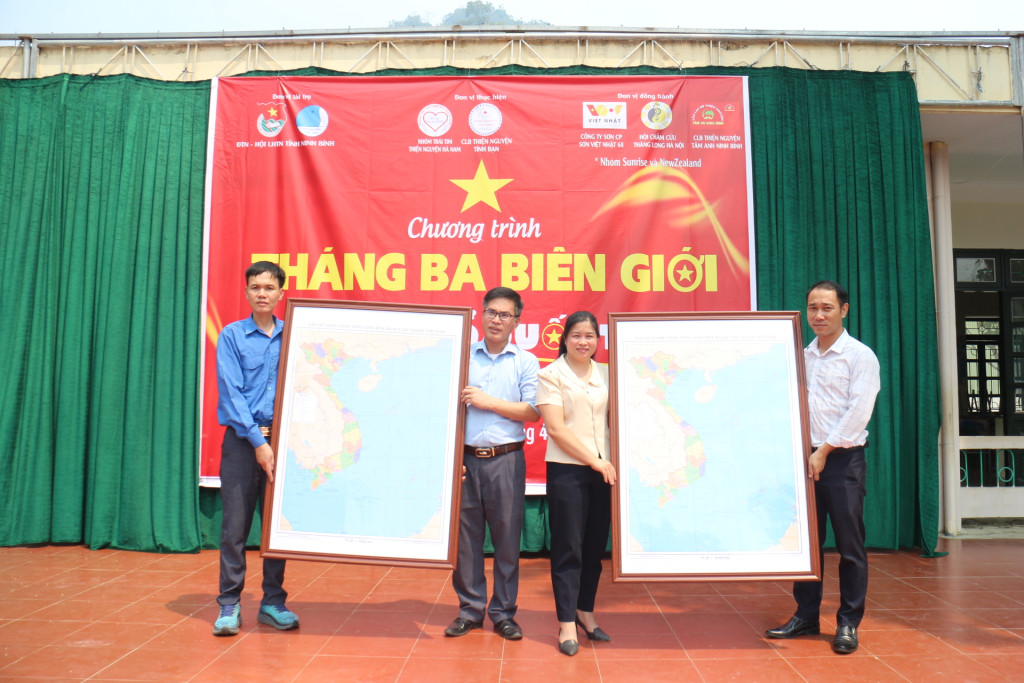 Chủ nhiệm CLB Thiện nguyện tình bạn Ninh Bình trao tặng 2 bản đồ cho nhà trường và xã Sam Mứn