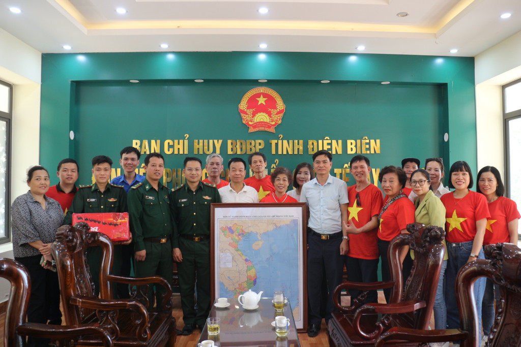 Đoàn thiện nguyện tặng bản đồ cho Đồn Biên phòng cửa khẩu Quốc tế Tây Trang