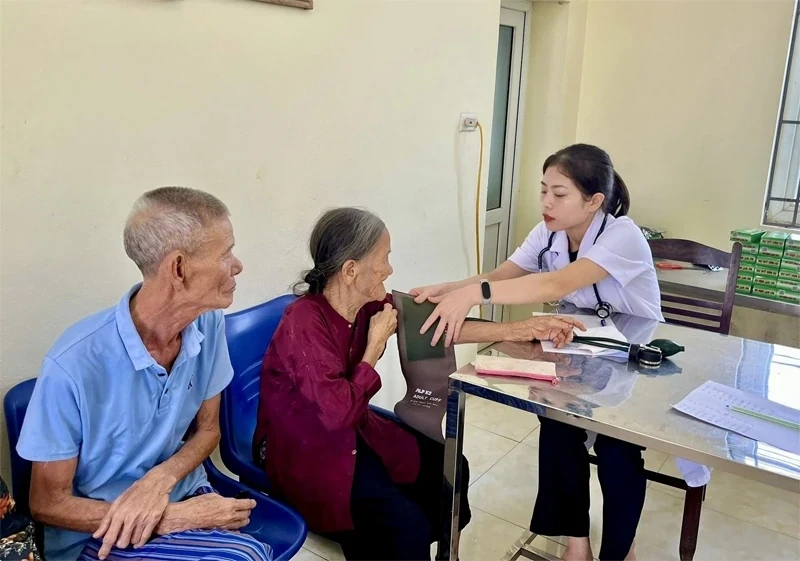 Phường Nam Sầm Sơn phối hợp với Bệnh viện Đa khoa Sầm Sơn khám sức khỏe và cấp phát thuốc miễn phí cho người cao tuổi (Ảnh: Trần Hằng)