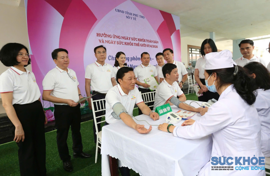 khám sàng lọc miễn phí cho các đại biểu và người dân tham dự (ảnh: ĐT)