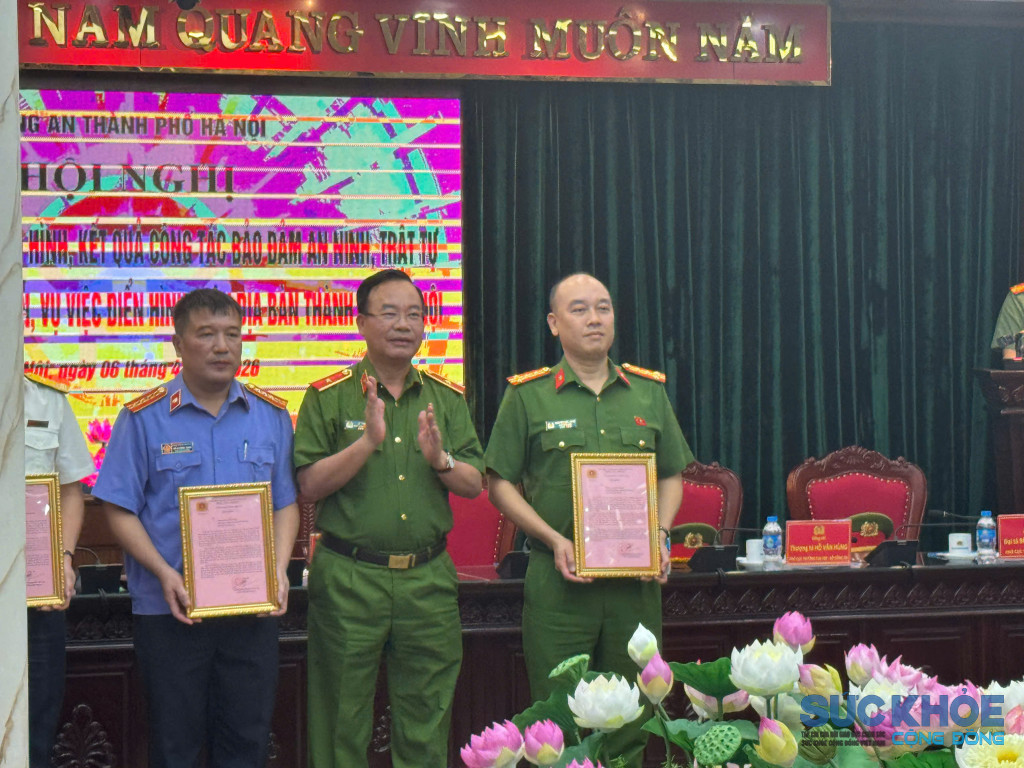 Thừa uỷ quyền của lãnh đạo Bộ Công an, Thiếu tướng Lê Văn Tân, Phó Chánh Văn phòng Cơ quan CSĐT Bộ Công an đã trao Thư khen của Bộ Công an cho Công an thành phố, Viện KSND TP và Thuế TP Hà Nội 