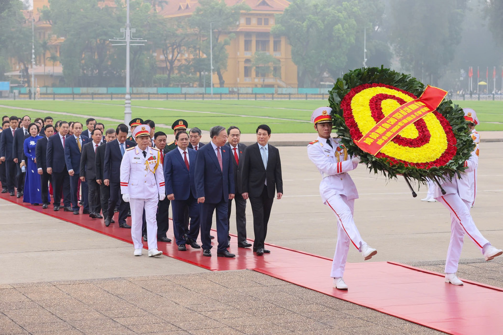 Tổng Bí thư Tô Lâm dẫn đầu Đoàn Đại biểu Quốc hội khóa XVI đặt vòng hoa và vào Lăng viếng Chủ tịch Hồ Chí Minh