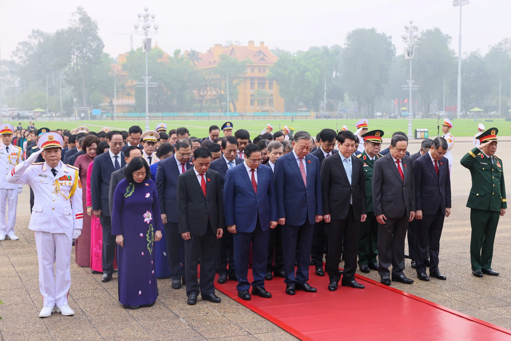 Tổng Bí thư Tô Lâm cùng các đồng chí Lãnh đạo Đảng, Nhà nước và Đại biểu Quốc hội khóa XVI kính cẩn tưởng niệm Chủ tịch Hồ Chí Minh
