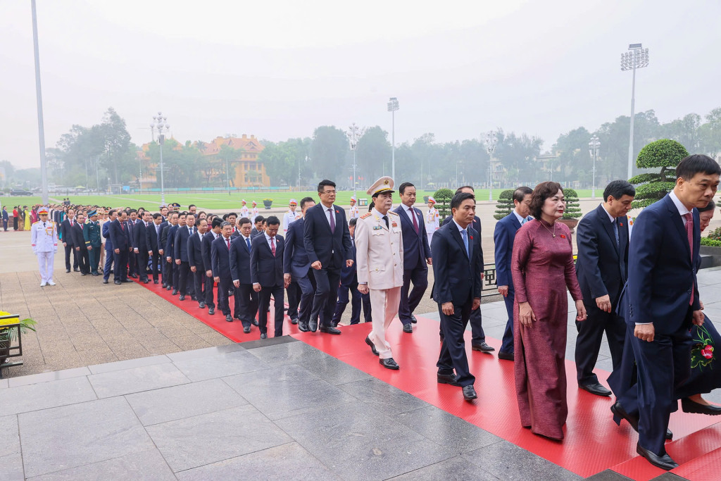 Các đại biểu Quốc hội khóa XVI vào Lăng viếng Chủ tịch Hồ Chí Minh