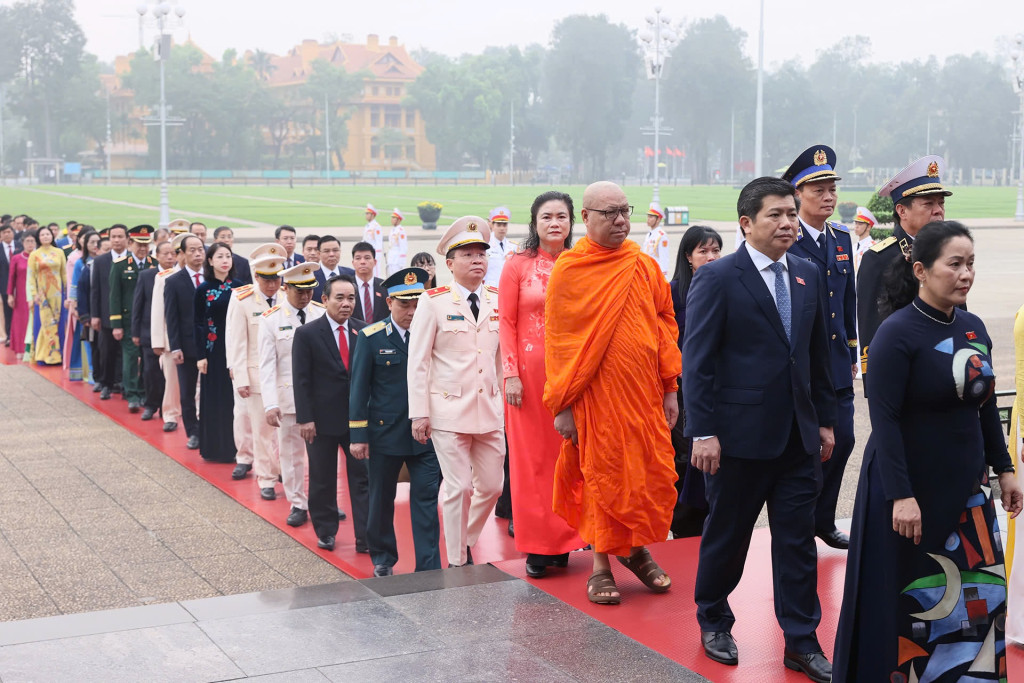 Các đại biểu Quốc hội khóa XVI vào Lăng viếng Chủ tịch Hồ Chí Minh