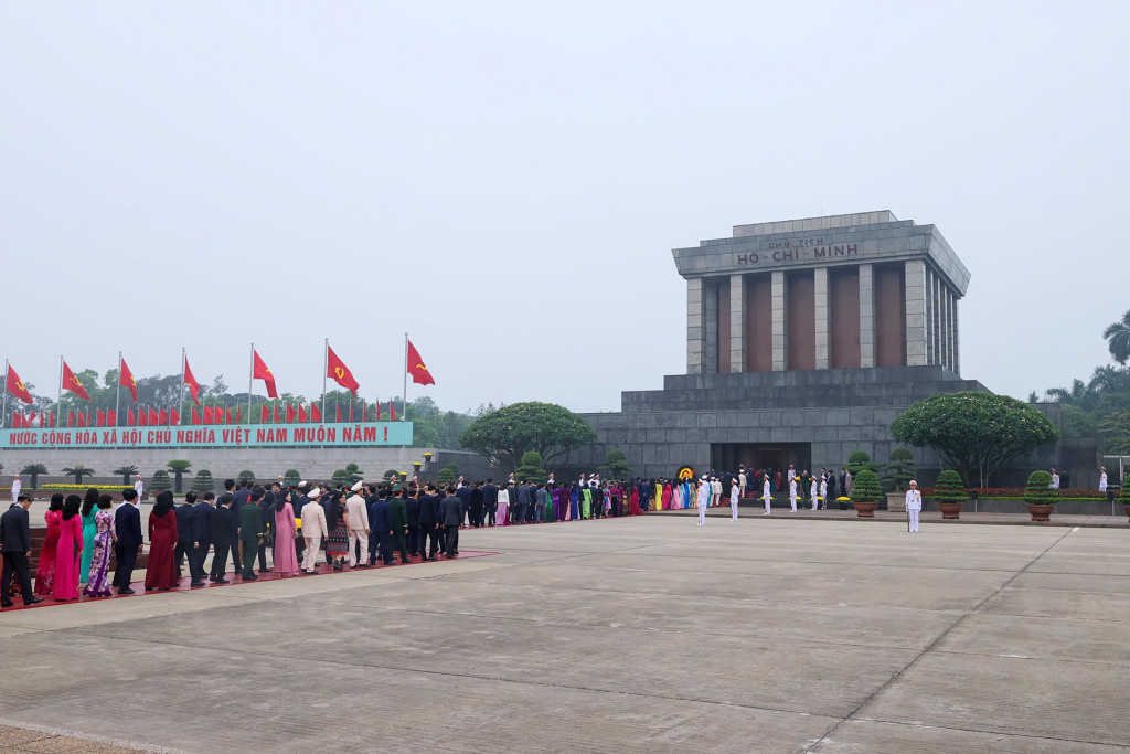 Đại biểu Quốc hội khóa XVI vào Lăng viếng Chủ tịch Hồ Chí Minh